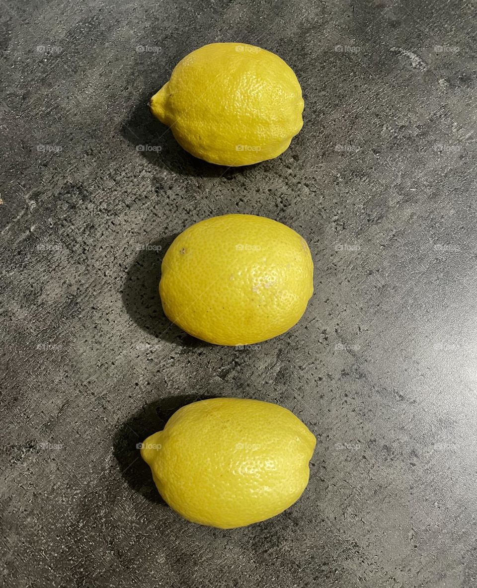 Simple yellow lemons 