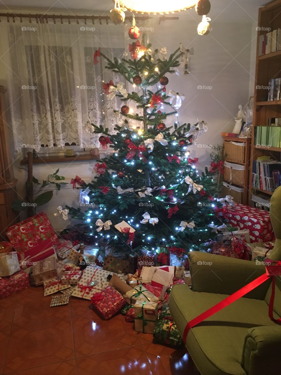 The Christmas tree and the presents