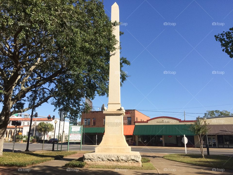 Calvary battle in downtown Marianna. Union and Confederate troop battled in the streets. This is a monument that represents the battle.