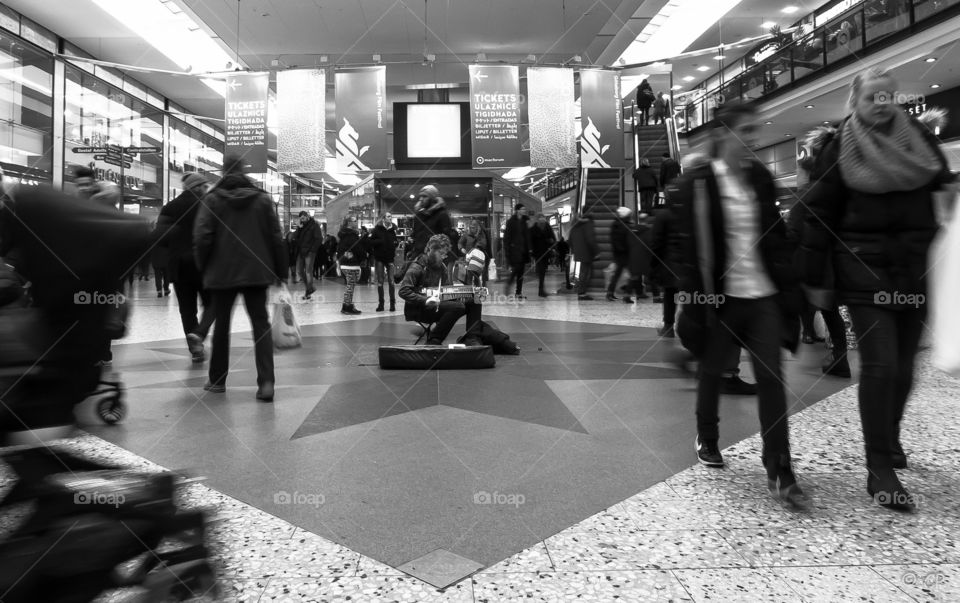 in the middle. street musician in nordstan, göteborg