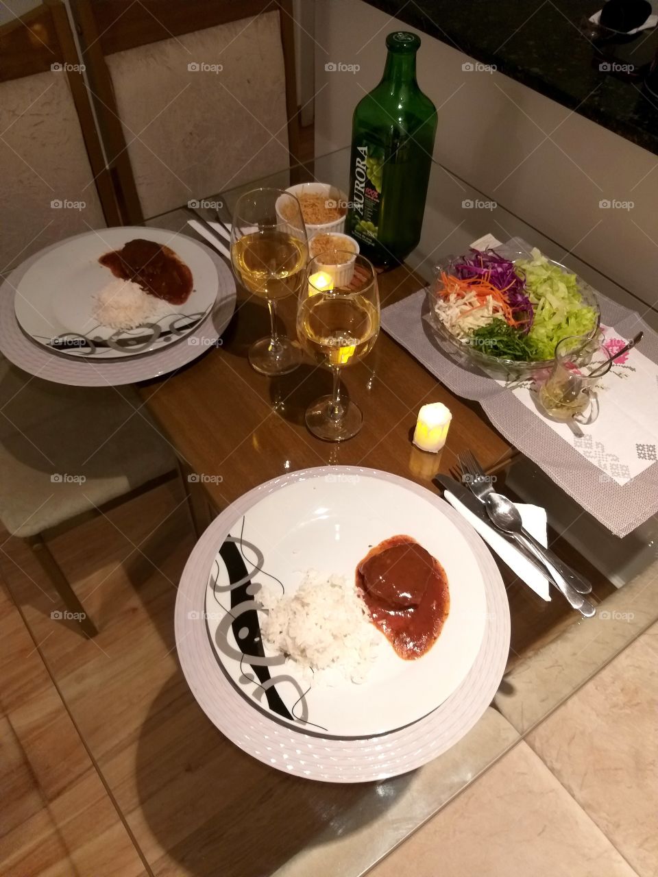 It's dinner time!!! So let's eat some very tasty food... The dish of the day will be: rice and meat in Madeira sauce, plus side dishes such as salad and shampagne. Seize the occasion and toast someone you love. Hmm... let's taste it?