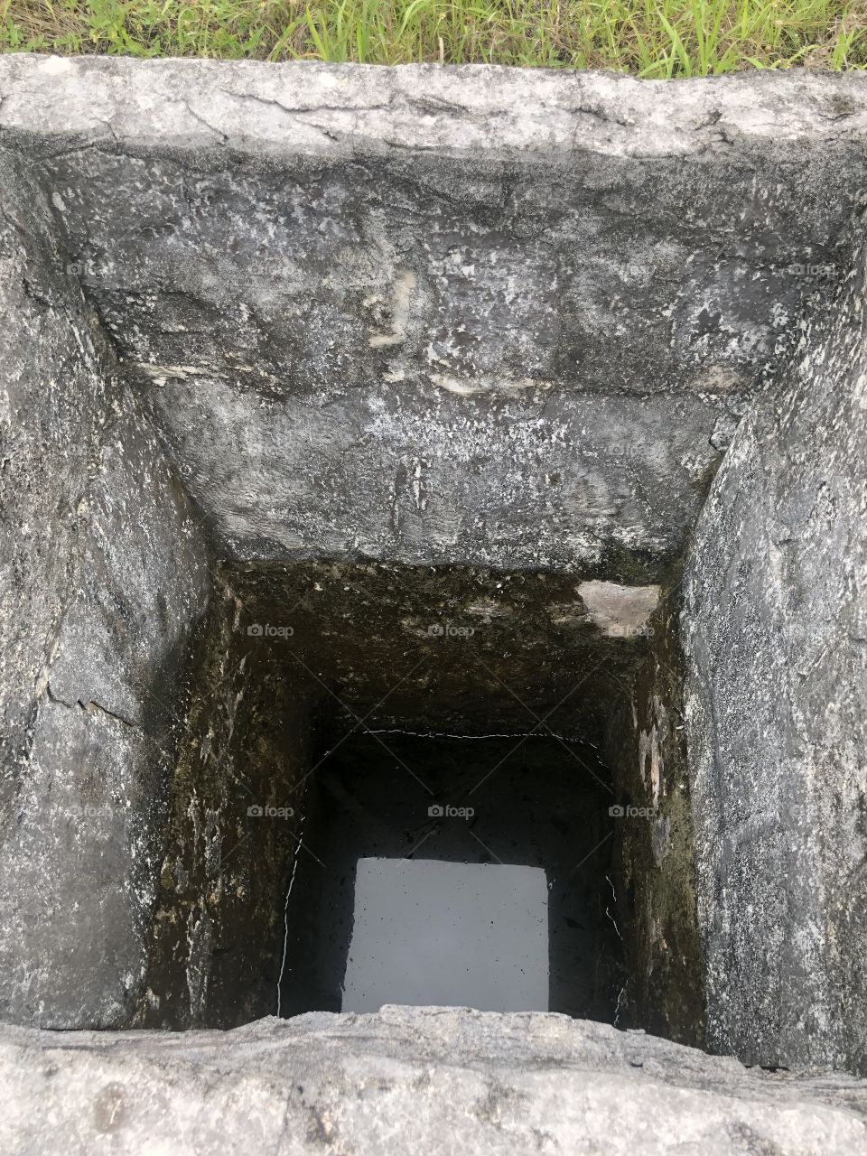 Square shape this well was used by locals for ablution and cleaning purpose. Well was made of lime stone more than 450 years ago. A nice local treasure, found in Haa Dhaalu. Nolhivaramfaru #maldives. 