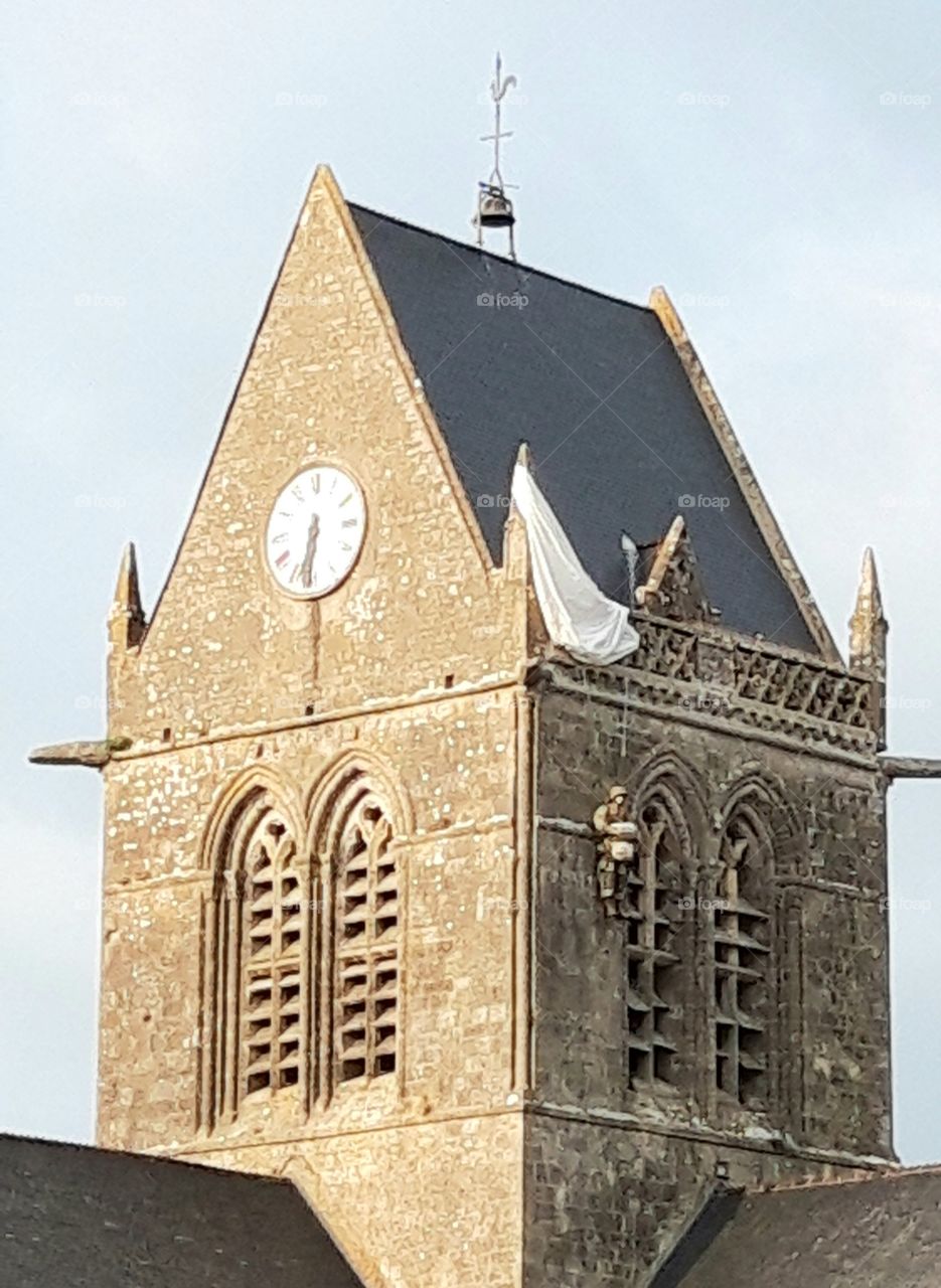 is parachutistes at Sainte mère eglise