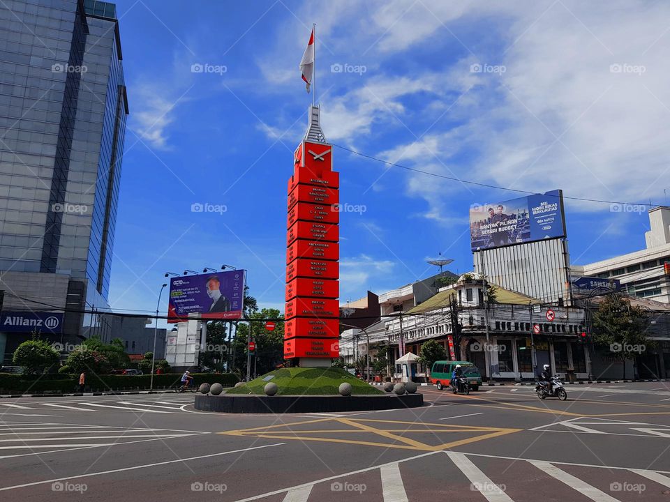 The Simpang Lima Monumet is a monument to the Asian-African Conference, known as Bandung Conference (Indonesia) was held in April 1955.
Red clock tower is 15 meters high, consists 11 squarea, on each surface are names 109 countries participated