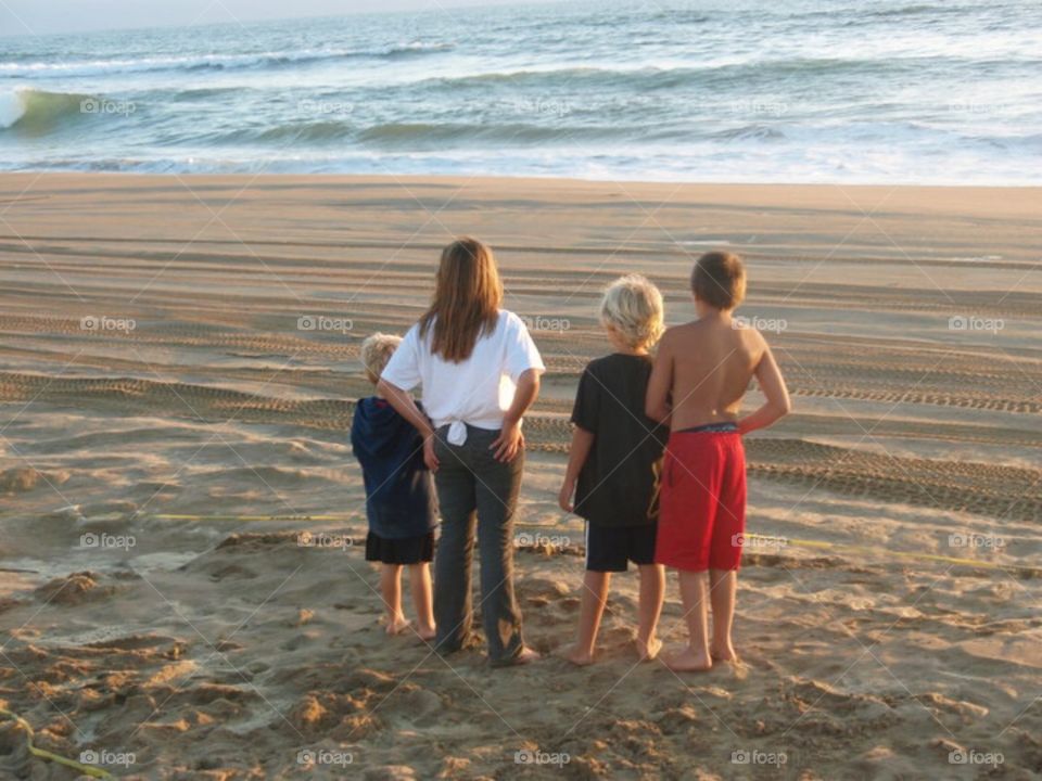Kids looking at the ocean 