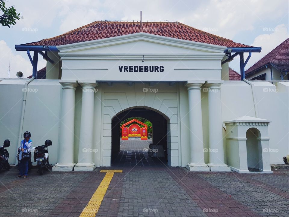 Fort Vredeburg.

Vredeburg Fort is located in Yogyakarta. Location Vredeburg Fort is located in Malioboro Street and opposite the Great Building of Yogyakarta was built in 1765. The initial purpose of the construction is that the Dutch can oversee the palace with more strict and for the benefit of the VOC itself.

In order to achieve its goal early, the Dutch requested that allowed to build a bull near the palace. The reason is that the Dutch can keep the palace and surrounding security. Though the distance is only one gun range from the palace and the location overlooking the main street of the palace becomes proof that the fort museum vredeburg intended to intimidate.