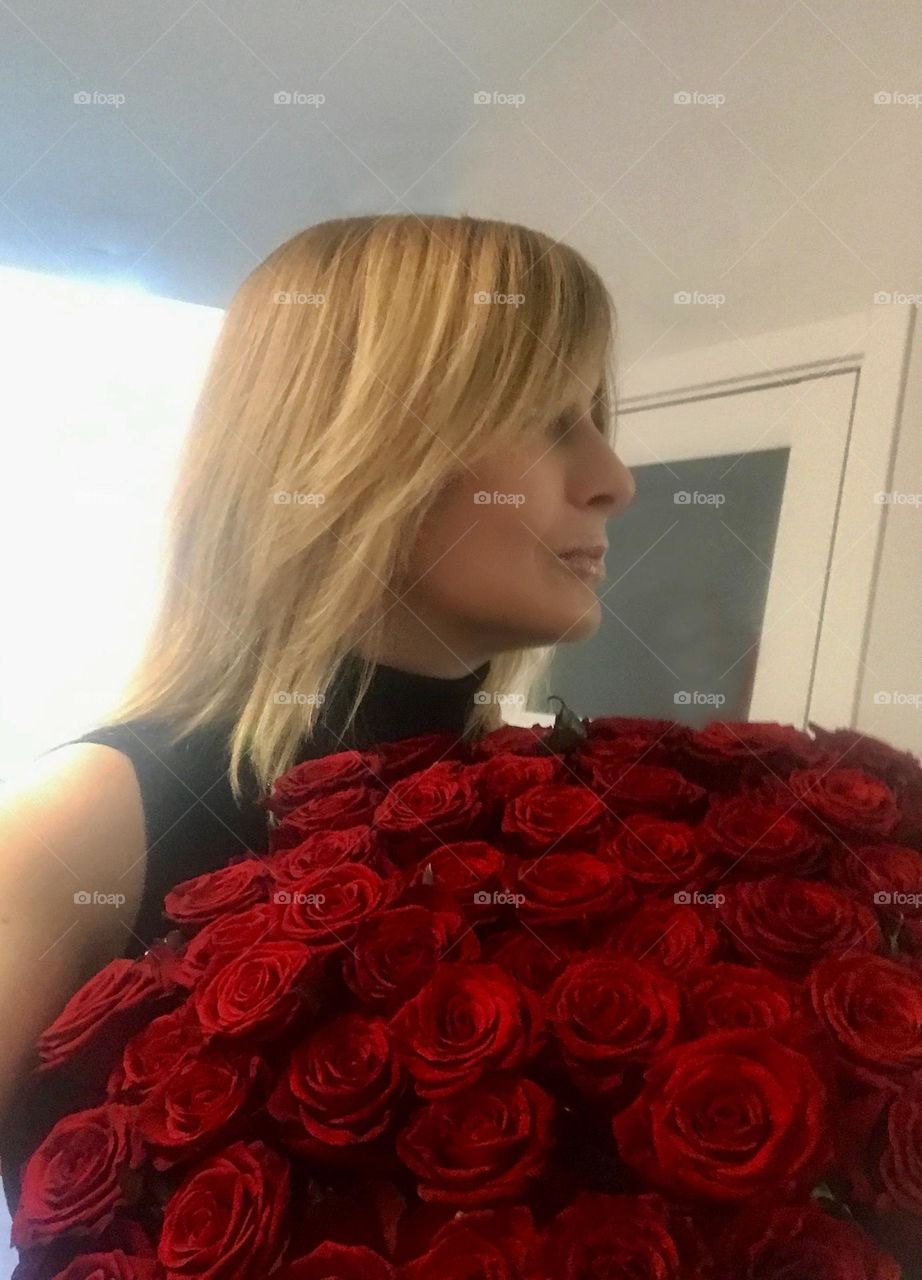 Эта фотография отображает красоту момента и радость от прекрасного букета роз 