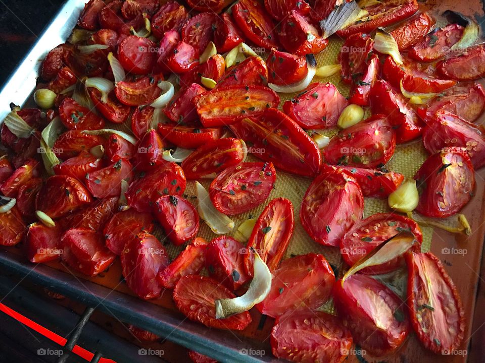Roasting tomatoes with onion and garlic