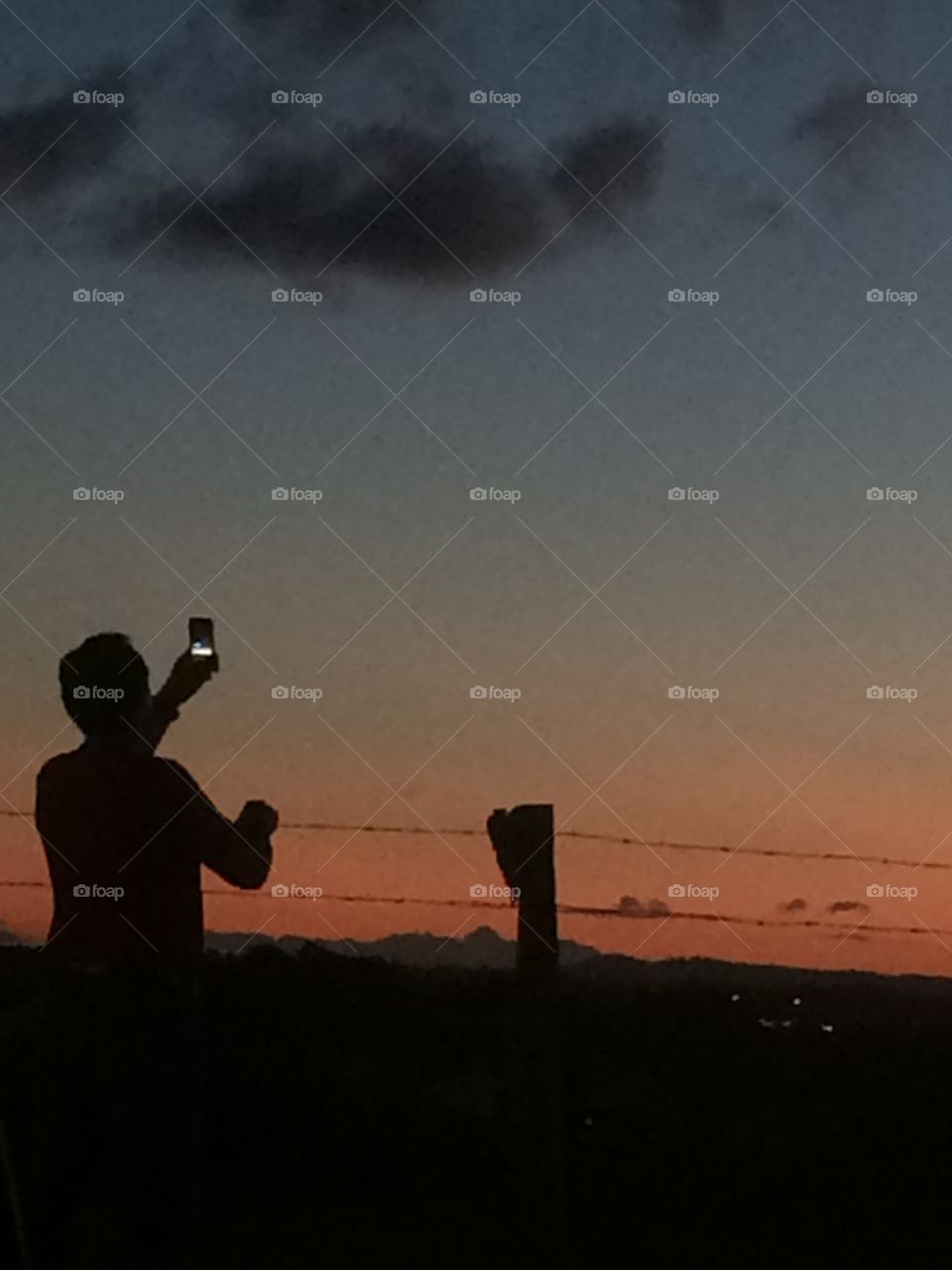 Clicking the evening for a nice post to FOAP.  And isn't it that I was clicked myself?  See my silhouette: / Clicando o entardecer para uma postagem bem bacana ao FOAP. E não é que eu próprio fui clicado? Veja minha silhueta: