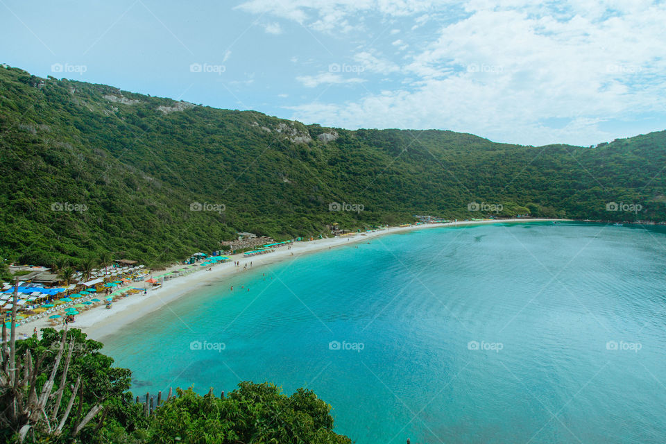 Praia com paisagem linda e fantástica no Brasil, na região do Lagos no Rio de Janeiro, em Búzios. Uma ilha incrível de conhecer!