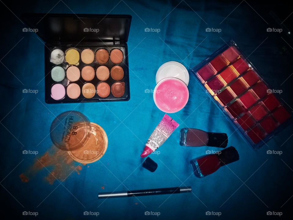 make up ❤️ night 🌃 pink rouge 💋❤️ powder B.B ❤️ and draw your eye with eye liner 🙈 make up 💄💅💥🎵