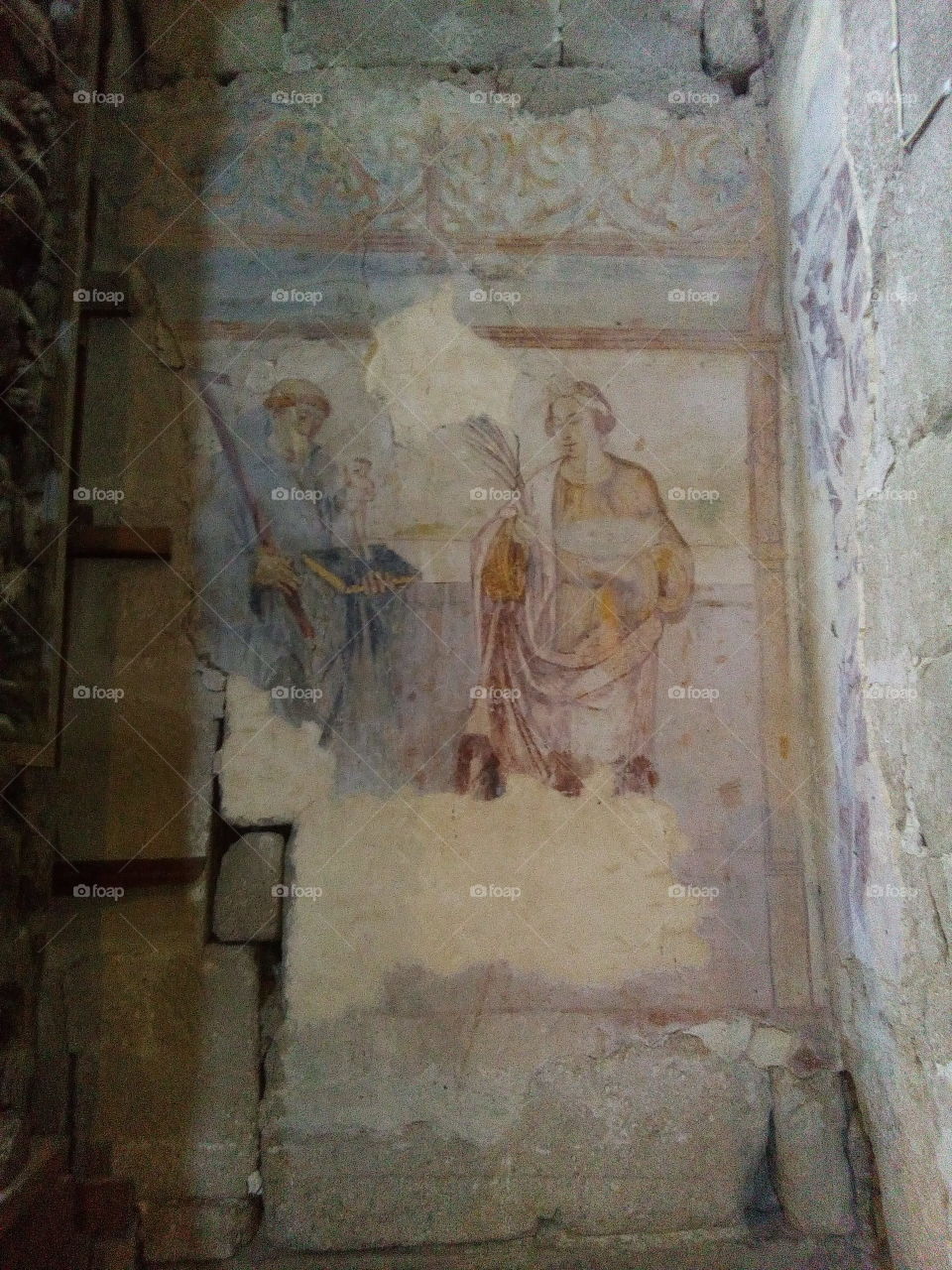 Pintura antiga no mosteiro de nossa Sennhira de Carquere em Resende que representa Santa Luzia e Santo António com anjos sobre a cabeça