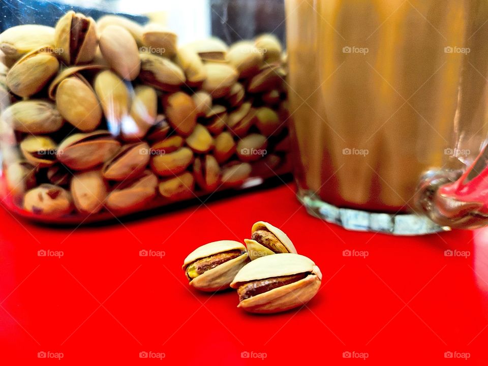 Having a coffee with some pistachios...
It's really yummy... 🤤