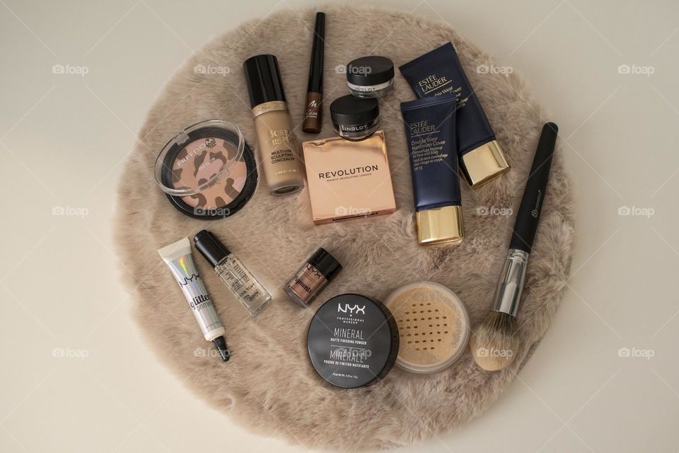 Nude type of make-up